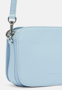 Borsa a tracolla in pelle azzurro chiaro con chiusura a zip, hardware argento e logo del brand impresso. Presenta una finitura testurizzata e un profilo piatto.