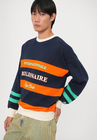 Sweatshirt azul-marinho com riscas horizontais laranjas e verdes, apresentando o texto bordado "Billionaire Boys Club" e punhos e bainha canelados.