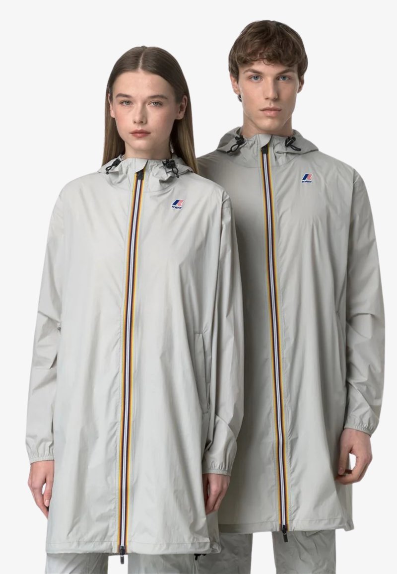 Giacche lunghe grigio chiaro con cappucci, dotate di zip completa e striscia verticale multicolore al centro. Include polsini elastici e tasche.