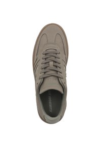 Sneaker in suede grigio con punta arrotondata, lacci piatti e suola in gomma. Presenta dettagli cuciti e un logo sulla linguetta.