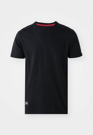 Svart bomulls T-skjorte med korte ermer, rund hals, og en rød aksent på innsiden av kragen. Har et lite logo-merke ved sømmen.