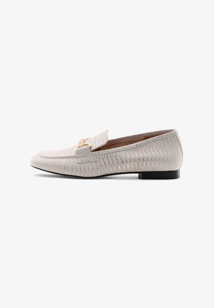 Lys beige loafers med en tekstureret, stribet overflade. Har en guldfarvet hardware detalje og en lav sort hæl. Glat indvendig foret.