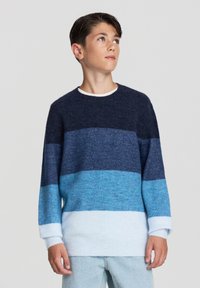 Sweter dzianinowy w poziome paski w kolorze granatowym, niebieskim i jasnoniebieskim. Okrągły dekolt i ściągacze na rękawach. Miękka faktura.