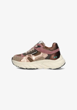 Sneakers z mieszanką brązowej, różowej i brązowej skóry, fakturowane powierzchnie, gruba kremowa podeszwa środkowa oraz wyraźna czarna podeszwa zewnętrzna.