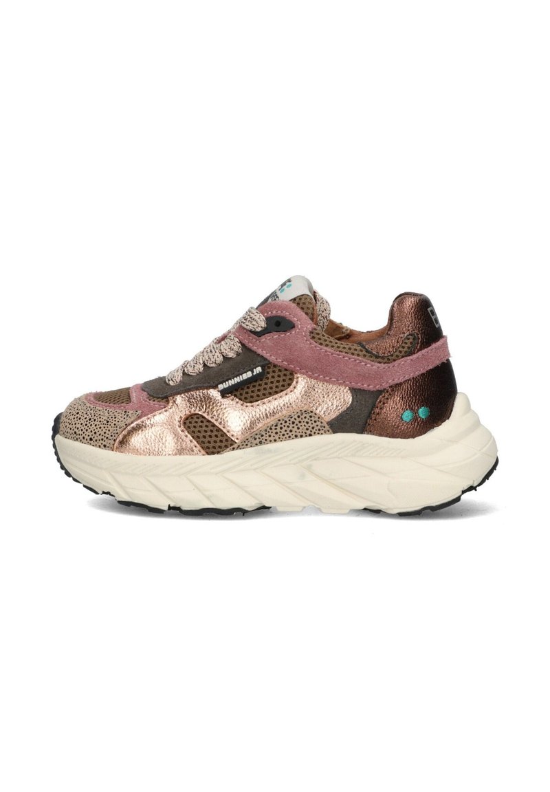 Sneakers met een mix van bronzen, roze en bruine leer, gestructureerde oppervlakken, dikke crèmekleurige tussenzool en opvallende zwarte buitenzool.