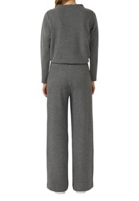 Szary zestaw do noszenia w domu z mieszanki bawełny, składający się z bluzki z długim rękawem i zaokrąglonym dekoltem oraz spodni o szerokich nogawkach z prążkowanymi mankietami.