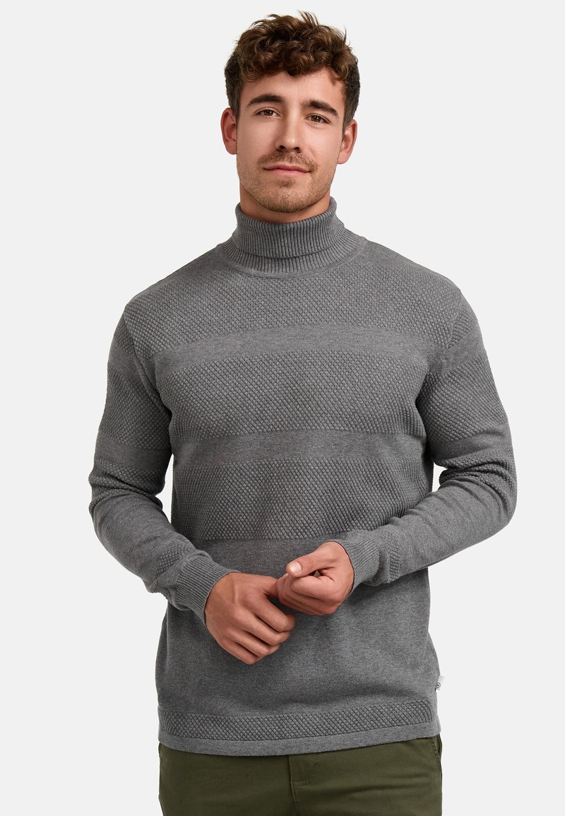 Grå strikket genser med høy hals, med teksturerte striper og en tettsittende design. Har ribbestrikkede mansjetter og kant, laget av et mykt materiale.