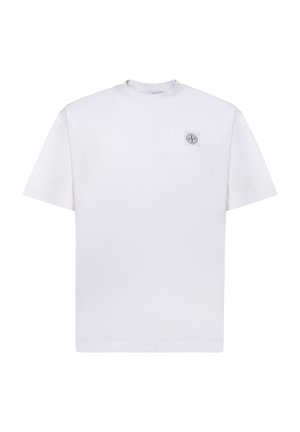 Camiseta blanca de manga corta con cuello redondo y pequeño parche circular con logo en la parte superior izquierda del pecho.