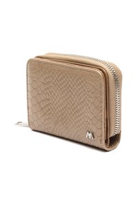 Portafoglio compatto in materiale sintetico beige, con una trama effetto pelle di serpente, zip argentata e dettaglio logo minimalista sul lato.