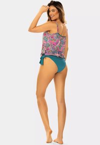 Kobiecy strój kąpielowy w stylu tankini z kolorowym wzorem paisley na górze, regulowanymi ramiączkami i błękitnym dołem związywanym na boku. Gładki materiał o luźnym kroju.