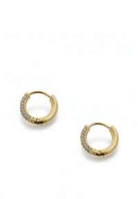 Pendientes de aro de oro con superficie lisa, con una línea de pequeñas piedras claras a lo largo de un lado. Forma circular con cierre seguro.