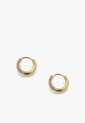 Gouden oorringen met een glad oppervlak, met een lijn van kleine heldere stenen langs één zijde. Cirkelvormig met een veilige sluiting.