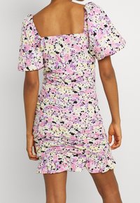 Květinové mini šaty v růžové, fialové a žluté barvě, s nabíranými rukávy, čtvercovým výstřihem a nabíráním po stranách a na lemu.