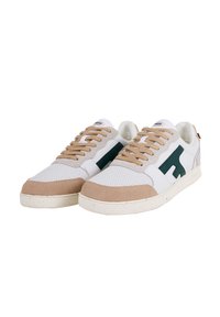 Sneaker bianche e beige con design perforato, accento del logo verde e punta in suede beige. Presentano una suola testurizzata e lacci beige.