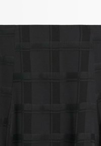 Zwarte stof met een subtiel geruit patroon en verschillende texturen. Glad en matte afwerking met donkere, tonale accenten overal.