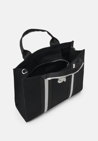Borsa a spalla nera in tela con strisce orizzontali argento, doppi manici superiori e una tasca con zip all'interno. Presenta un dettaglio con logo sulla parte anteriore.