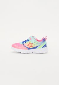 Ténis com um design em degradê rosa e azul, detalhes em brilho, padrão de estrelas e uma faixa de velcro sobre os atacadores. Sola em borracha para melhor aderência.