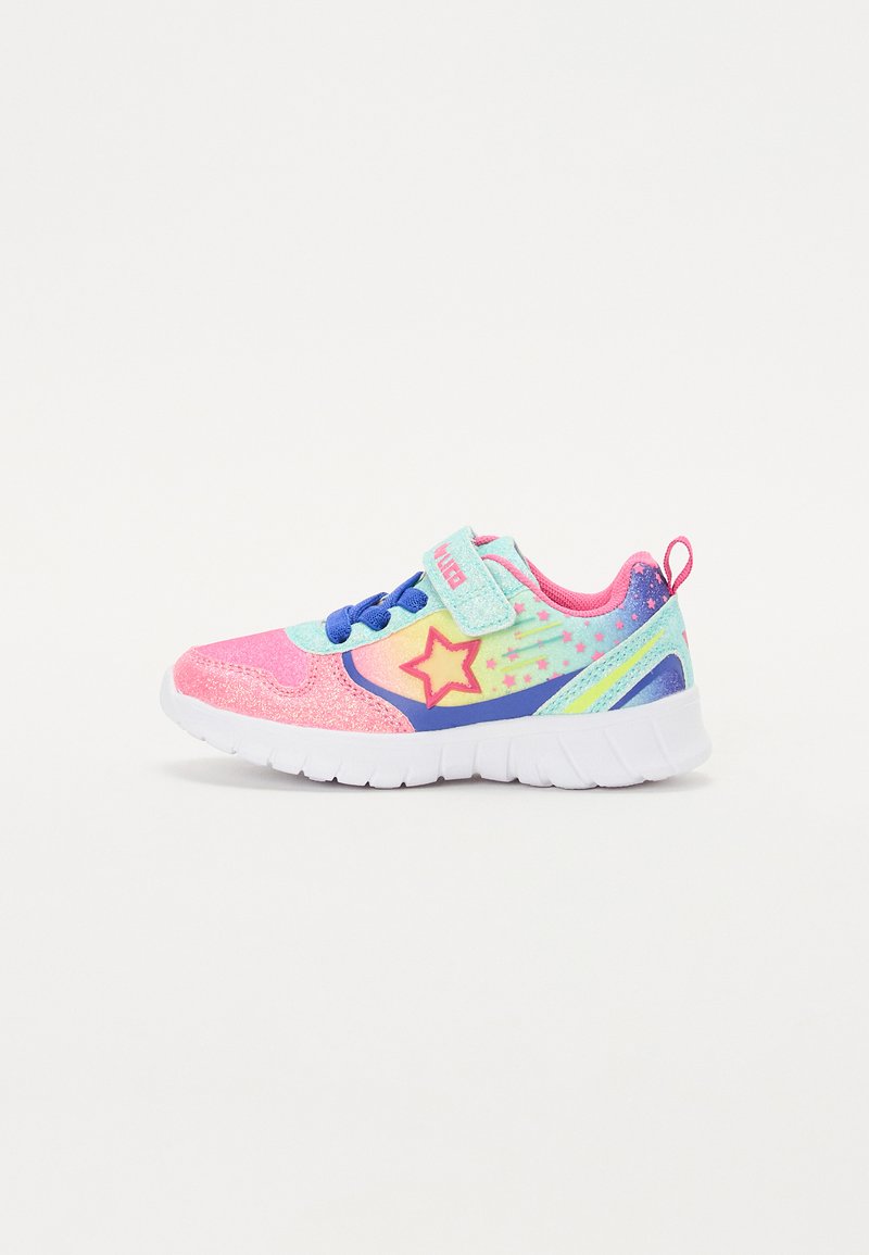 Ténis com um design em degradê rosa e azul, detalhes em brilho, padrão de estrelas e uma faixa de velcro sobre os atacadores. Sola em borracha para melhor aderência.