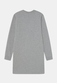 Długością rękawów, szara sukienka wykonana z miękkiego materiału. Posiada okrągły dekolt i prosty fason bez widocznych wzorów czy ozdób.