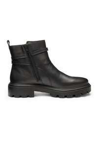 Stivaletto in pelle nera con cerniera laterale, dettaglio con cinturino e suola carrarmato, mostrato dal lato esterno su sfondo bianco.