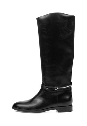 Bota de cuero negra hasta la rodilla con tacón bajo y una correa decorativa con detalle metálico alrededor del tobillo.