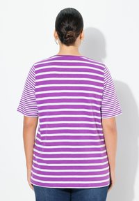 Camiseta de manga corta a rayas moradas y blancas con un escote redondo, hecha de suave tela de algodón, vista desde la parte de atrás.