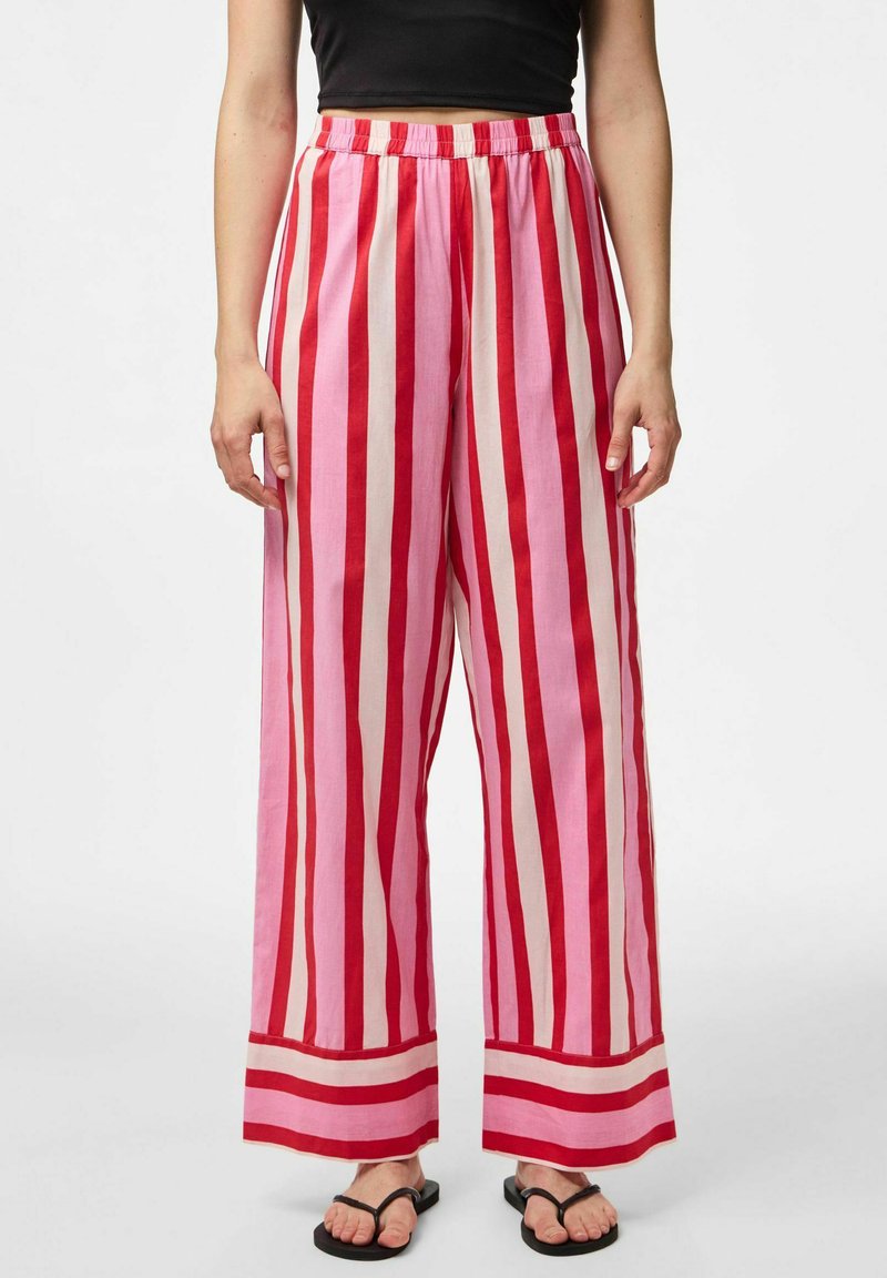 Pantalons taille large avec des rayures verticales rouges et roses, dotés d'une taille élastique et d'accents de rayures contrastantes à l'ourlet.