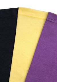 Tkanina bawełniana w trzech kolorach: czarnym, żółtym i purpurowym. Każdy kawałek ma gładką teksturę z jednolitym ryowanym wzorem wzdłuż krawędzi.