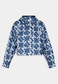 Krátká bunda v námořnické modři s bílým geometrickým vzorem. Disponuje kapucí, elastickými manžetami a hladkou, lehkou texturou.