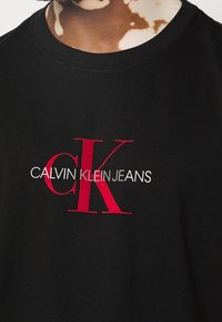 Calvin Klein Jeans Triko s potiskem - black