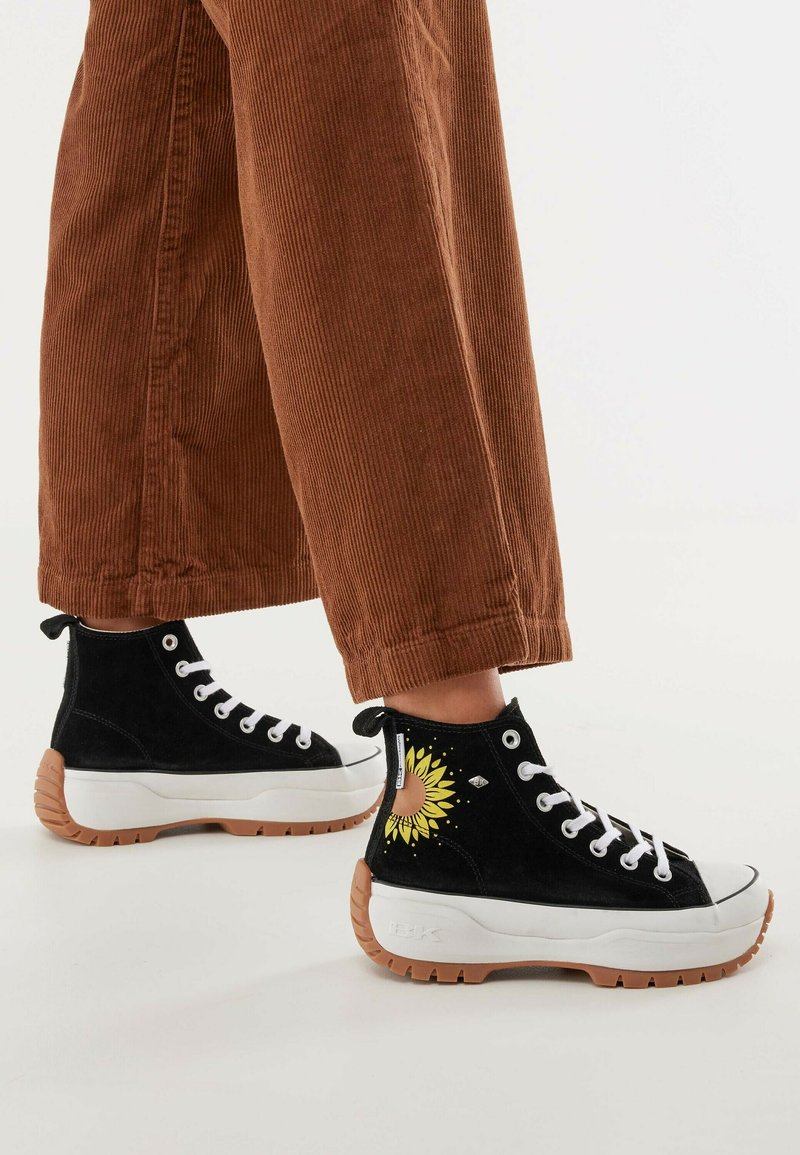British Knights Kaya Mid plateau sneakers zwart