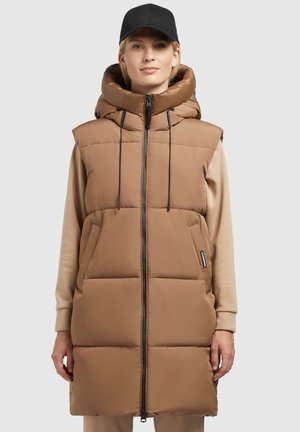 Gilet rembourré marron, sans manches, avec un col montant et une capuche réglable. Dispose d'une fermeture éclair à l'avant et de deux poches latérales. Tissu léger.