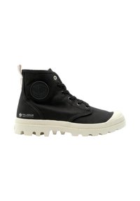 Zapatillas de lona negras de caña alta con suela de goma crema, parche redondo con logo y diseño de cordones con ojales de metal.
