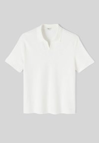 Polo shirt blanc à manches courtes en tissu doux, avec un col classique et un ourlet droit. Sans motifs ni embellissements.