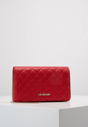 Röd vadderad konstläderplånbok med en guldkedjestrap och präglad "LOVE MOSCHINO"-logotyp på framsidan. Rektangulär form med slät yta.