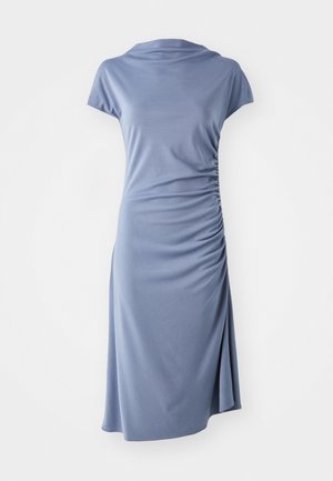Vestido de manga corta en tejido azul claro, con escote drapeado y fruncidos laterales, con una silueta relajada y dobladillo a la altura de la rodilla.