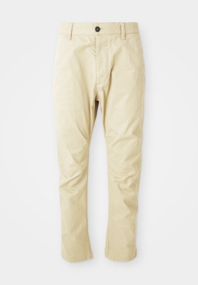 Pantaloni in cotone beige con design a gamba dritta, dotati di chiusura anteriore con bottone, passanti per cintura e tasche laterali discrete.