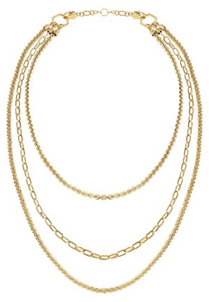 Collar de oro de múltiples capas que presenta tres hilos: uno con pequeñas cuentas redondas, uno con eslabones ovalados y uno con un diseño retorcido.