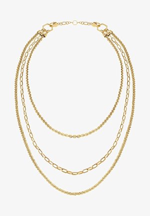 Collar de oro de múltiples capas que presenta tres hilos: uno con pequeñas cuentas redondas, uno con eslabones ovalados y uno con un diseño retorcido.