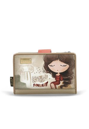 Portfel z ilustracją dziewczyny w czerwonej sukience, z zamkniętymi oczami, kręconymi włosami oraz napisem "Poznaj Siebie" obok dekoracyjnej kolumny.