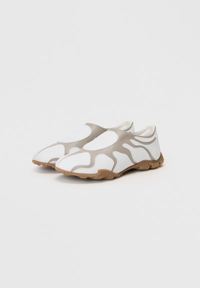 Chaussures au design élégant, fabriquées en matériau blanc avec des accents beige doux et une semelle en caoutchouc texturé. Présentent un style à enfiler.