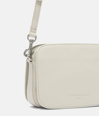 Helle graue Leder-Crossbody-Tasche mit silbernem Zubehör, Reißverschluss und geprägt Logo der Marke. Kompakte rechteckige Form mit einem abnehmbaren Riemen.