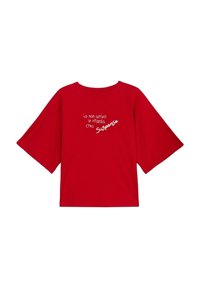 T-shirt rouge surdimensionnée à manches courtes avec un texte italien blanc au centre avant qui dit "io non arrivo in ritardo creo Suspense".