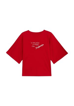 Rotes, übergroßes T-Shirt mit kurzen Ärmeln, auf der Vorderseite in der Mitte steht der weiße italienische Text "io non arrivo in ritardo creo Suspense".