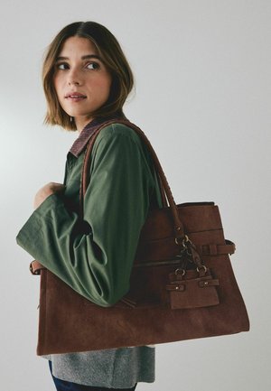 Next, LARGE CHARM SHOULDER BAG - Håndtasker - tan brown