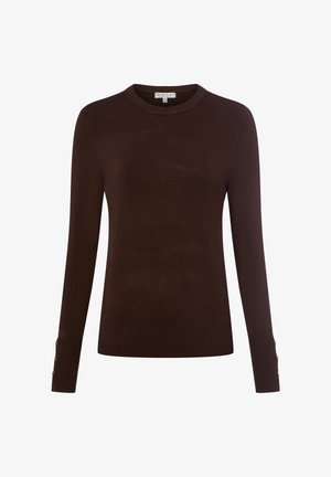 Brązowy sweter z długim rękawem o gładkiej teksturze dzianiny. Okrągły dekolt z ribbkiem. Akcenty guzikowe na mankietach rękawów.