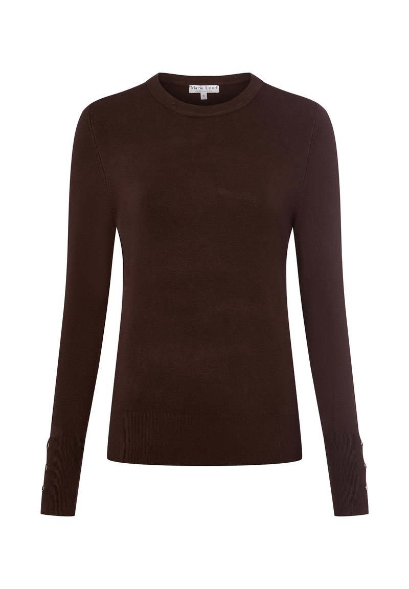 Brązowy sweter z długim rękawem o gładkiej teksturze dzianiny. Okrągły dekolt z ribbkiem. Akcenty guzikowe na mankietach rękawów.