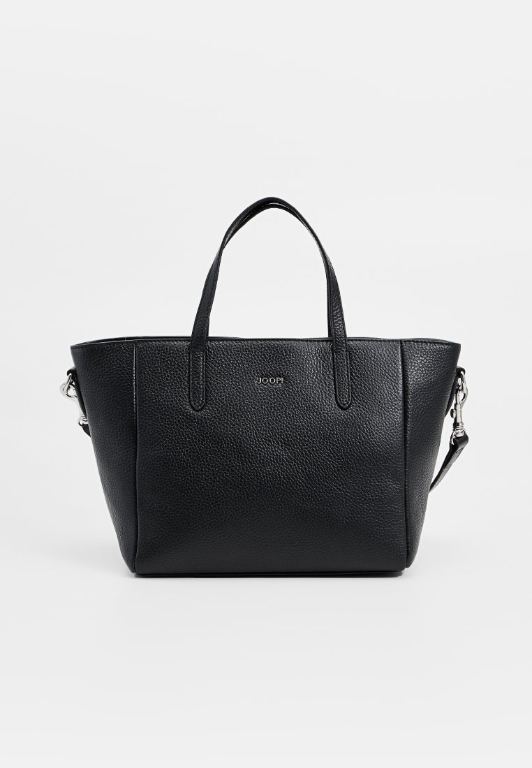 Schwarze Ledertasche mit strukturierten Oberflächen, zwei stabilen Griffen, einem abnehmbaren Schultergurt und einem unauffälligen Logodetail auf der Vorderseite.