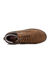 Zapato de cuero marrón con puntera redonda, parte superior texturizada, tacón negro contrastante y cierre de cordones. Presenta un pequeño acento de logo.