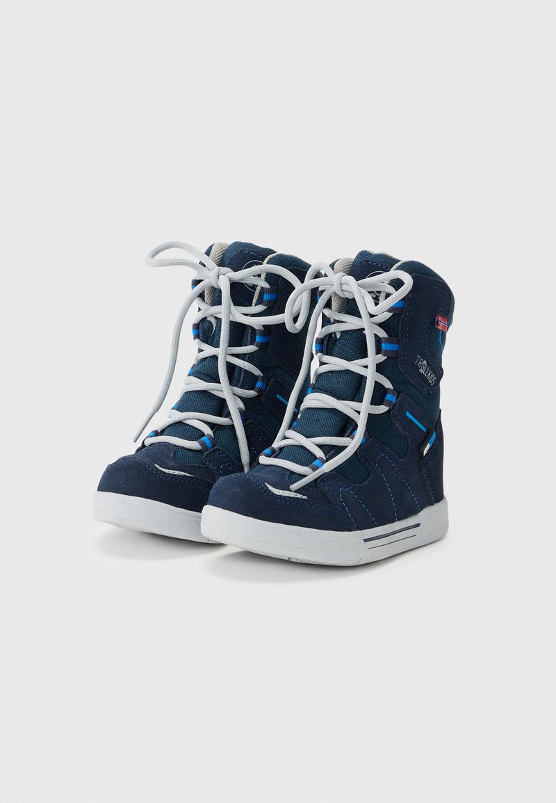 Navy High-Top-Sneaker aus Wildleder mit hellgrauen Schnürsenkeln und strukturiertem Design. Verfügt über blaue Akzente und eine weiße Sohle.